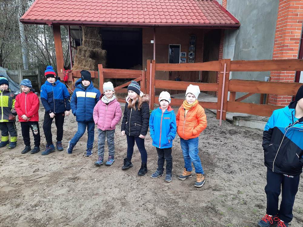 Zdjęcie z wycieczki 2a do Konarzewa - grupa dzieci