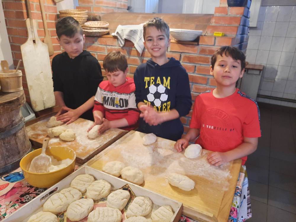 Zdjęcie z wycieczki 2a do Konarzewa - dzieci wyrabiają chlebek 1
