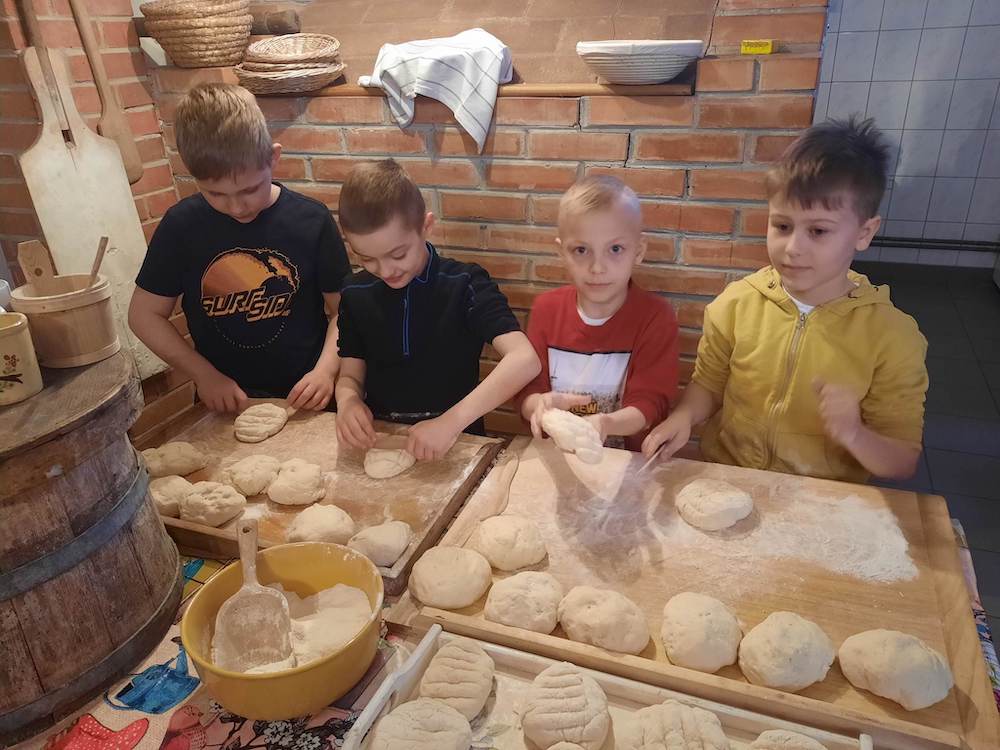 Zdjęcie z wycieczki 2a do Konarzewa - dzieci wyrabiają chlebek 2
