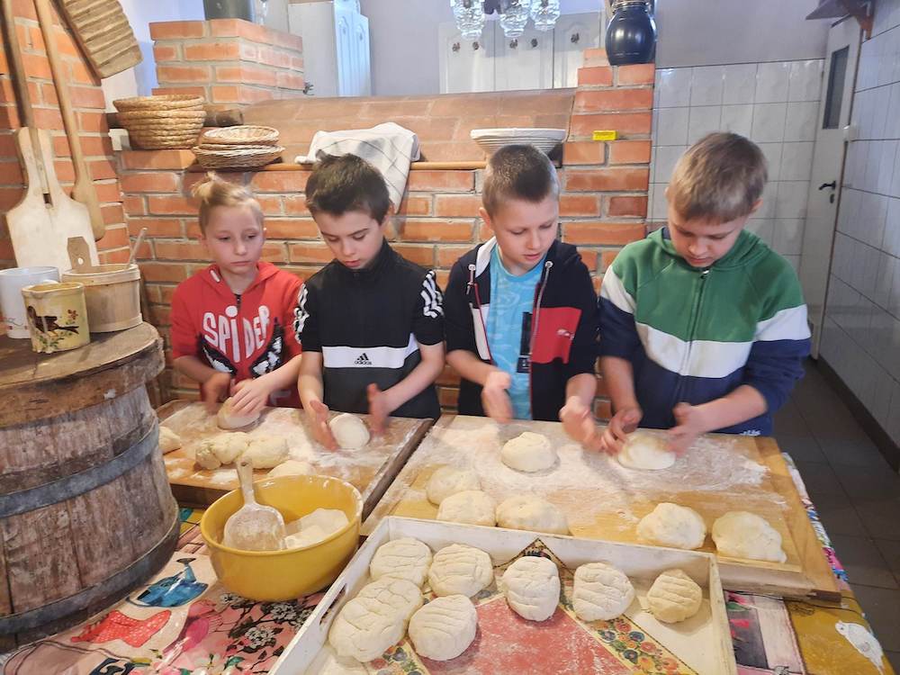 Zdjęcie z wycieczki 2a do Konarzewa - dzieci wyrabiają chlebek 4
