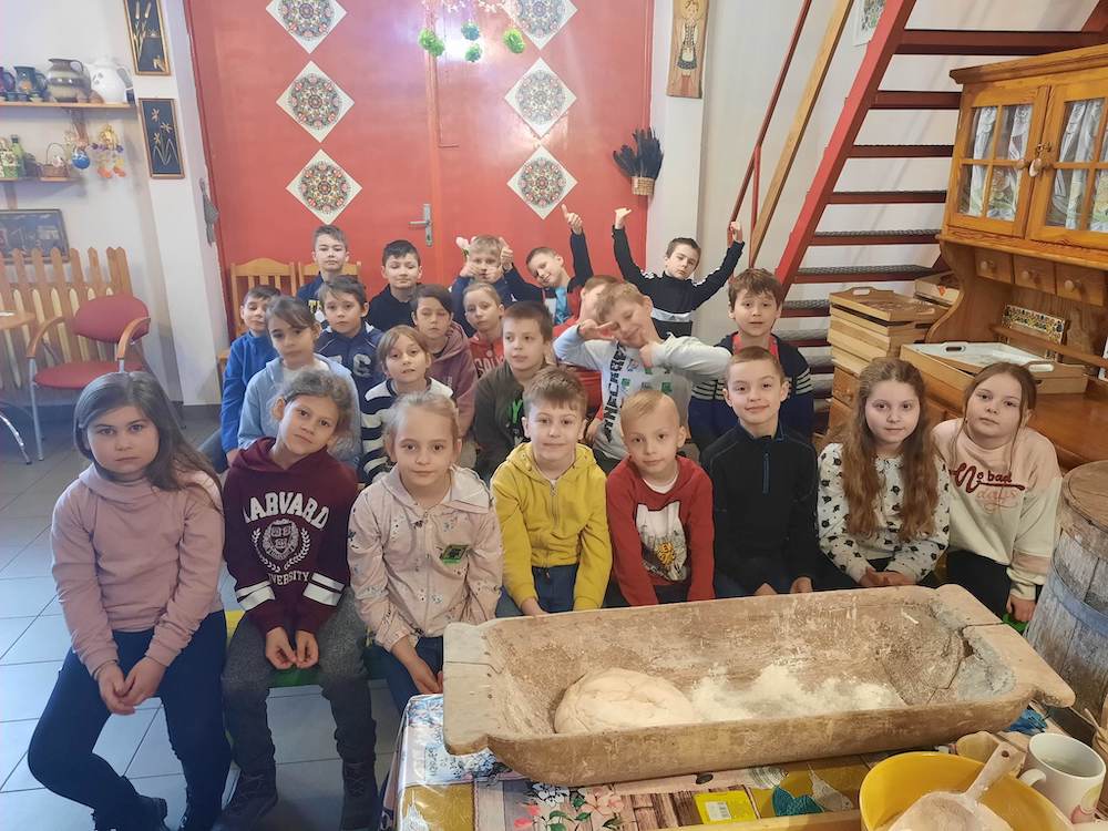 Zdjęcie z wycieczki 2a do Konarzewa - dzieci wyrabiają chlebek 5
